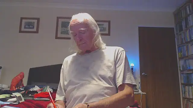 Snapshot of WaverlyKernow chatting on 10/08/25, 12:58 WaverlyKernow online show from 10/08/25, 12:58