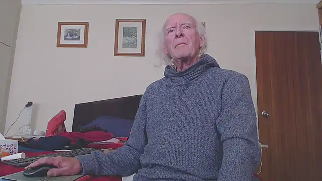 Snapshot of WaverlyKernow chatting on 10/12/25, 12:59 WaverlyKernow online show from 10/12/25, 12:59