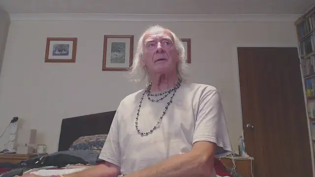 Snapshot of WaverlyKernow chatting on 10/25/25, 09:39 WaverlyKernow online show from 10/25/25, 09:39