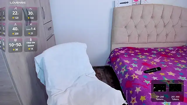 Snapshot of emily1_ chatting on 12/15/24, 01:43 emily1 online show from 12/15/24, 01:43