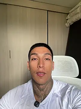 Snapshot of sendfer chatting on 10/23/25, 08:18 sendfer online show from 10/23/25, 08:18