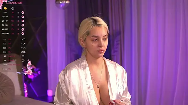 Snapshot of VictoriaMorrone chatting on 03/08/25, 04:34 VictoriaMorrone online show from 03/08/25, 04:34