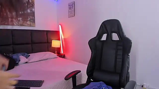 Snapshot of Megan_Miles02 chatting on 03/19/25, 02:27 Megan Miles02 online show from 03/19/25, 02:27