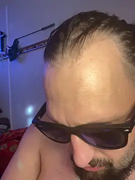 Snapshot of BobbyQ29 chatting on 11/24/25, 10:42 BobbyQ29 online show from 11/24/25, 10:42