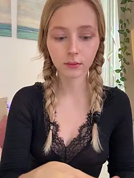 LunaRase online show from 10/08/25, 10:46