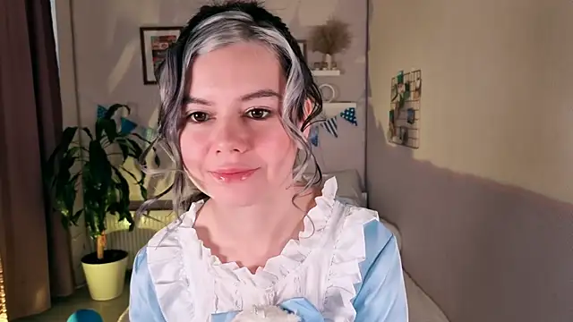 Snapshot of Lil_Amelie chatting on 10/04/25, 08:01 Lil Amelie online show from 10/04/25, 08:01