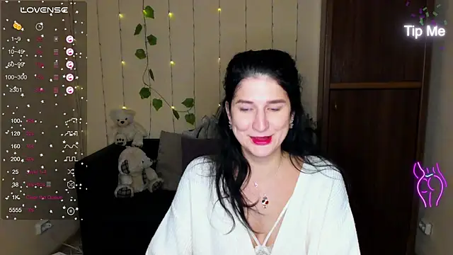 Snapshot of Alianna_Solo_Kisses chatting on 01/21/25, 06:22 Alianna Solo Kisses online show from 01/21/25, 06:22