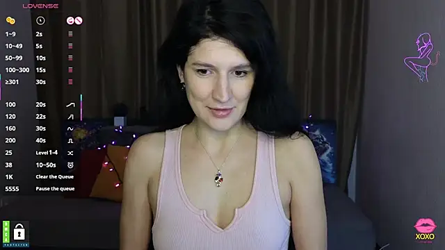 Snapshot of Alianna_Solo_Kisses chatting on 03/06/25, 06:30 Alianna Solo Kisses online show from 03/06/25, 06:30