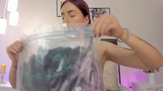 Snapshot of helen_mooree chatting on 09/26/25, 12:53 helen mooree online show from 09/26/25, 12:53