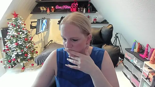 caro kitten online show from 12/05/25, 08:23