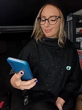 Snapshot of Jade_Emeraud chatting on 11/27/25, 08:44 Jade Emeraud online show from 11/27/25, 08:44