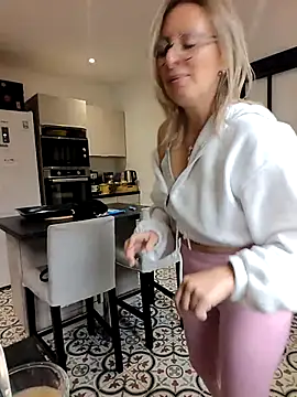 Snapshot of Jade_Emeraud chatting on 12/15/25, 01:15 Jade Emeraud online show from 12/15/25, 01:15