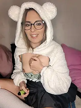 Snapshot of Jade_Emeraud chatting on 03/05/26, 08:38 Jade Emeraud online show from 03/05/26, 08:38