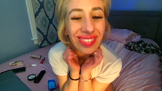 Snapshot of petitebarbiexxx chatting on 03/20/25, 07:47 petitebarbiexxx online show from 03/20/25, 07:47