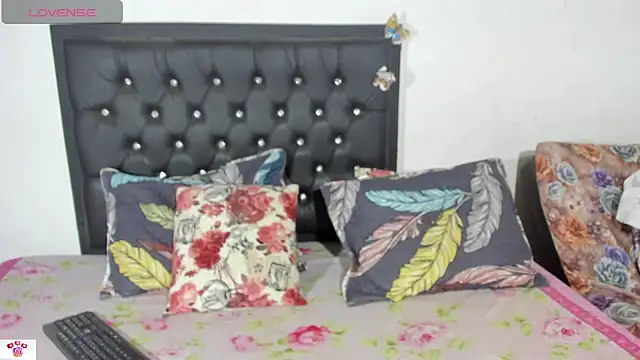 Snapshot of Darlyquenn11 chatting on 12/29/24, 03:54 Darlyquenn11 online show from 12/29/24, 03:54