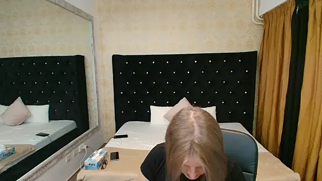 Lilly hott online show from 11/16/25, 07:52