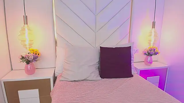 Flor delunaa online show from 09/17/25, 12:40