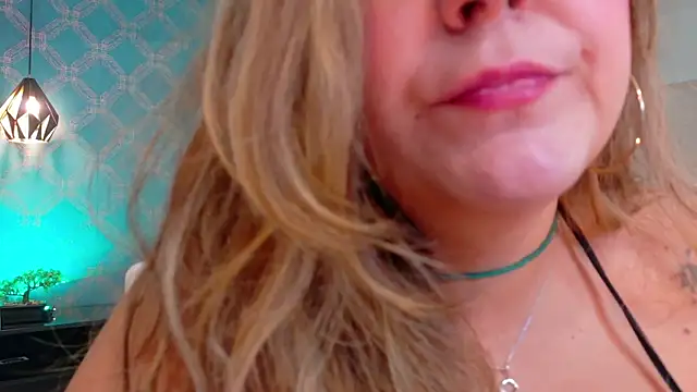 Snapshot of AmbarRoberts_ chatting on 06/15/26, 01:13 AmbarRoberts online show from 06/15/26, 01:13
