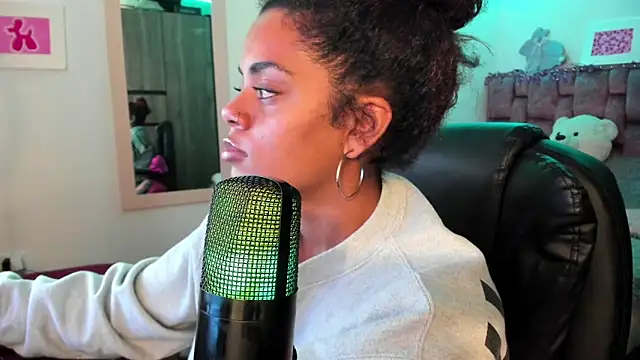 ladyrd1 online show from 12/19/24, 05:51