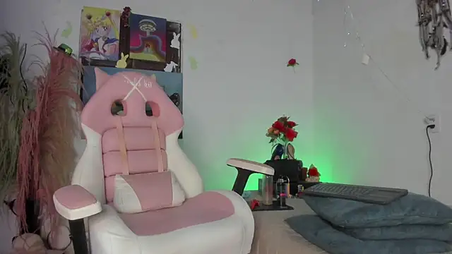 Snapshot of lovely_kitt chatting on 07/23/26, 01:58 lovely kitt online show from 07/23/26, 01:58