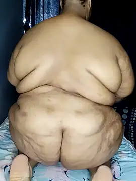 Snapshot of fatafricanqueen chatting on 01/03/25, 11:35 fatafricanqueen online show from 01/03/25, 11:35