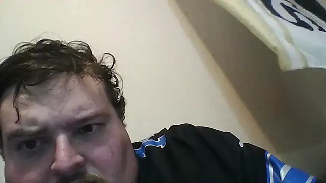 Snapshot of YelpedAverting chatting on 09/22/25, 11:07 YelpedAverting online show from 09/22/25, 11:07