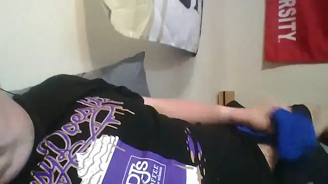 Snapshot of YelpedAverting chatting on 10/16/25, 07:37 YelpedAverting online show from 10/16/25, 07:37