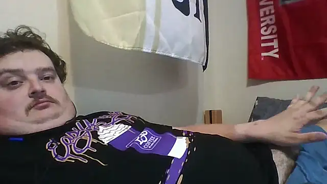 Snapshot of YelpedAverting chatting on 10/21/25, 07:47 YelpedAverting online show from 10/21/25, 07:47