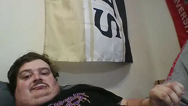 Snapshot of YelpedAverting chatting on 11/06/25, 08:21 YelpedAverting online show from 11/06/25, 08:21