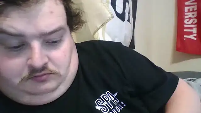 Snapshot of YelpedAverting chatting on 12/02/25, 09:21 YelpedAverting online show from 12/02/25, 09:21