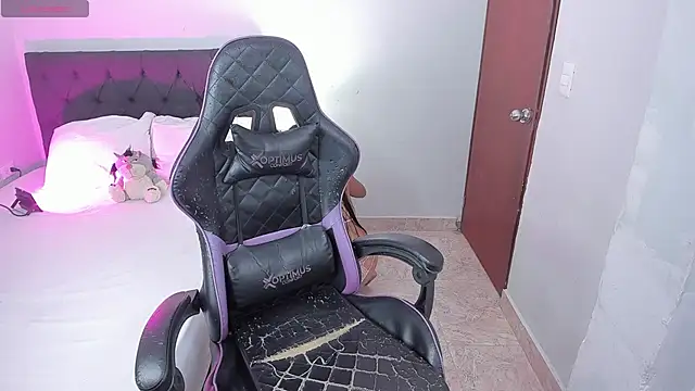 Snapshot of evelyn_23 chatting on 10/09/25, 04:49 evelyn 23 online show from 10/09/25, 04:49