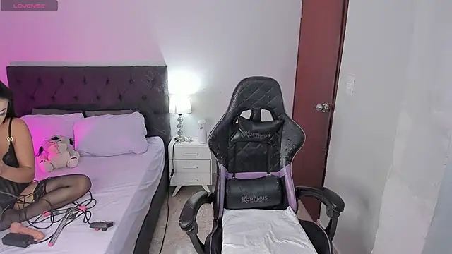 Snapshot of evelyn_23 chatting on 10/22/25, 02:50 evelyn 23 online show from 10/22/25, 02:50