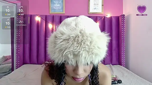 Snapshot of littleebonny chatting on 11/10/25, 01:21 littleebonny online show from 11/10/25, 01:21