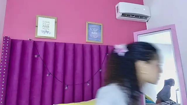 Snapshot of littleebonny chatting on 12/15/25, 01:04 littleebonny online show from 12/15/25, 01:04