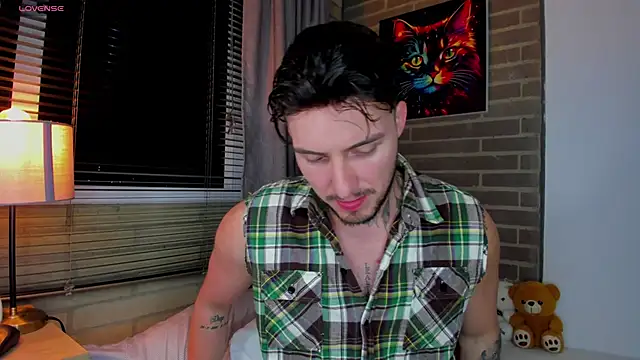 Snapshot of liam_oficial02 chatting on 06/20/26, 03:31 liam oficial02 online show from 06/20/26, 03:31