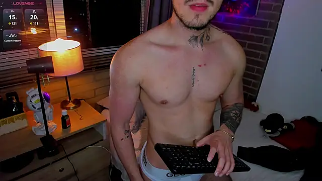 Snapshot of liam_oficial02 chatting on 06/30/26, 04:02 liam oficial02 online show from 06/30/26, 04:02