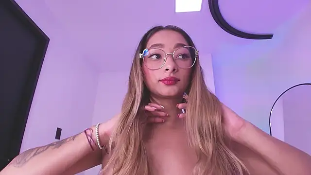 Snapshot of vale_ross_ chatting on 02/06/26, 03:11 vale ross online show from 02/06/26, 03:11