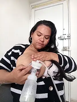 Snapshot of Julieta-tits chatting on 05/07/26, 03:28 Julieta-tits online show from 05/07/26, 03:28