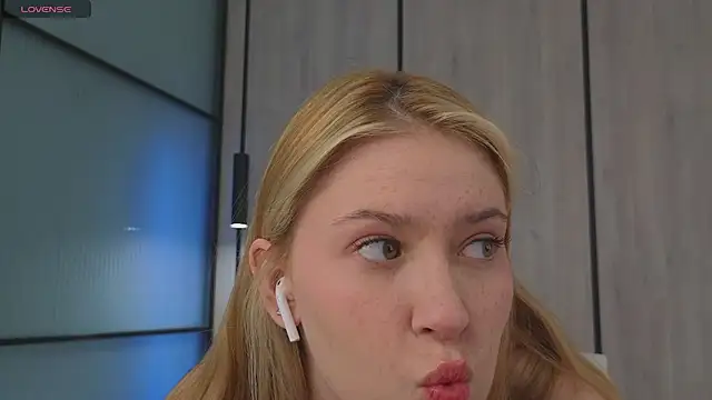 Snapshot of Monikacutie chatting on 03/23/25, 04:27 Monikacutie online show from 03/23/25, 04:27