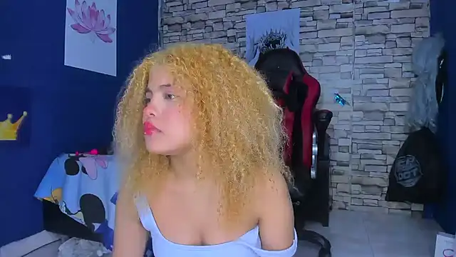 Snapshot of sofiacastillo01 chatting on 02/18/25, 04:05 sofiacastillo01 online show from 02/18/25, 04:05