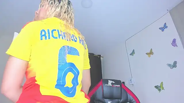 sofiacastillo01 online show from 12/16/25, 02:33