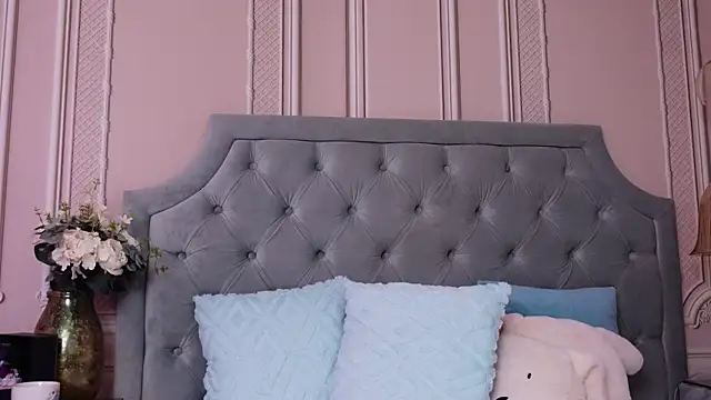 LucyAddison online show from 04/06/26, 05:19