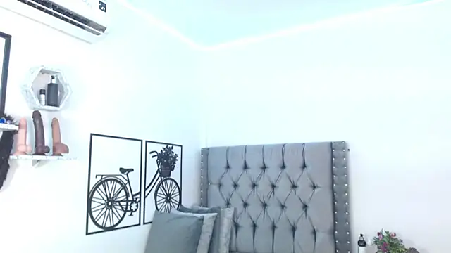 Snapshot of YUSELFI_ROSS_ chatting on 02/01/25, 12:05 YUSELFI ROSS online show from 02/01/25, 12:05