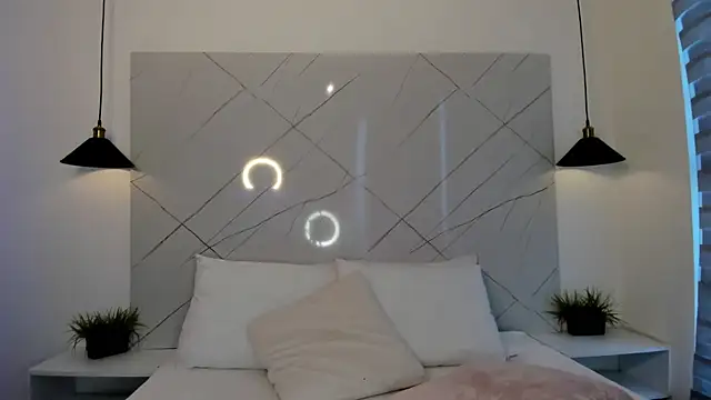 ANTONELLA  ROUSE  online show from 12/19/25, 09:22