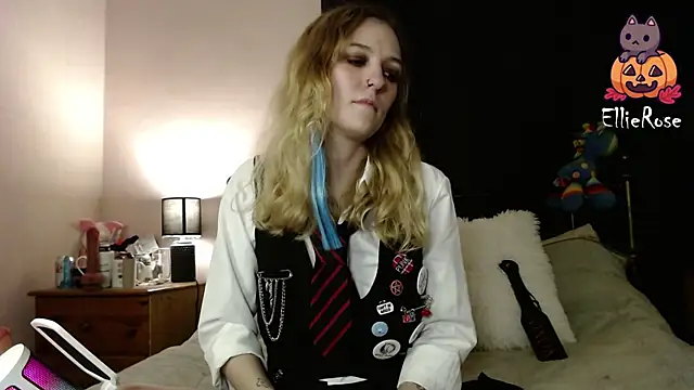 Snapshot of EllieeRose chatting on 10/11/25, 11:36 EllieeRose online show from 10/11/25, 11:36
