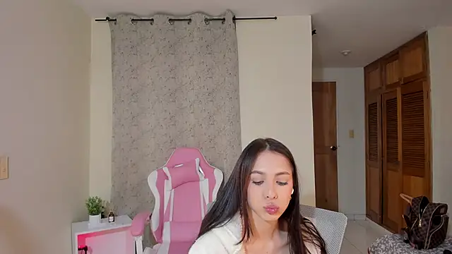 shanakendal2 online show from 02/12/25, 04:44