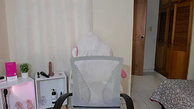 shanakendal2 online show from 02/24/25, 04:47