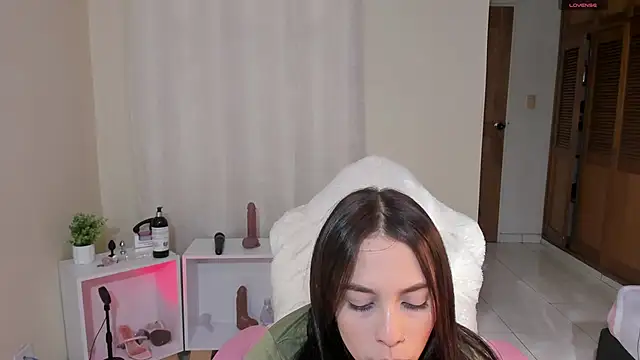 shanakendal2 online show from 03/22/25, 08:26