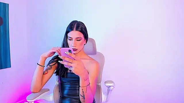 Snapshot of sofiaa_grey_ chatting on 06/29/26, 01:33 sofiaa grey online show from 06/29/26, 01:33