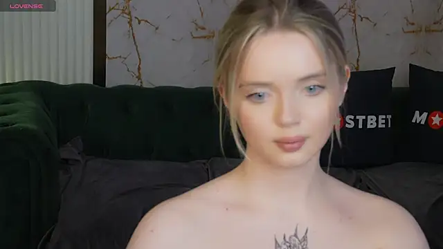 Snapshot of Cassy-Celestial_ chatting on 12/19/24, 12:13 Cassy-Celestial online show from 12/19/24, 12:13